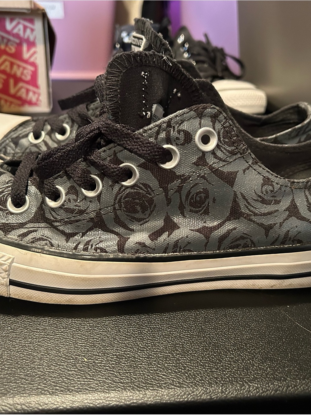 Black Converse with gray rose print
Women’s 9 men’s 7